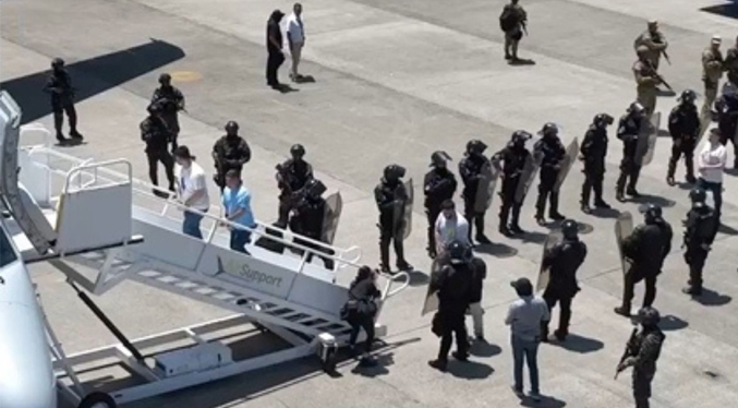 Venezolanos deportado a El Salvador llegan al país este viernes