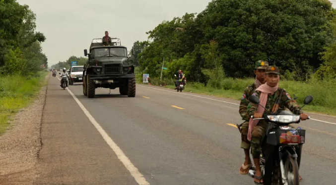 Tailandia y Camboya hablan de paz mientras siguen atacándose