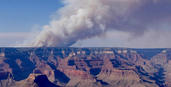 Un incendio destruye un sitio histórico del Gran Cañón y casi 80 estructuras en EEUU