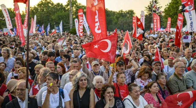 Más de 10 mil opositores se manifiestan en Estambul contra el gobierno turco