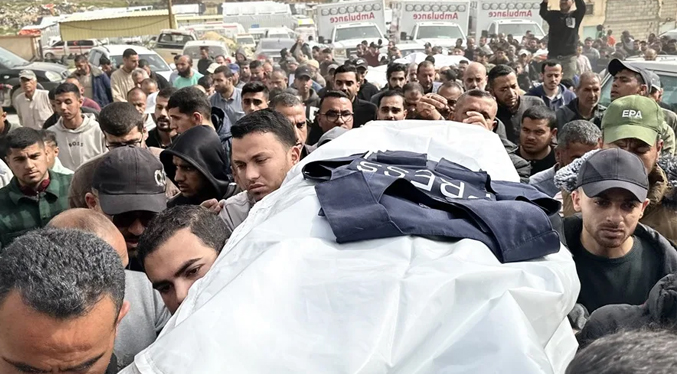 Periodista embarazada fallece durante un bombardeo israelí en Gaza