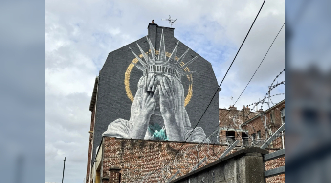 Mural en Francia muestra a la Estatua de la Libertad cubriéndose los ojos en crítica a Trump