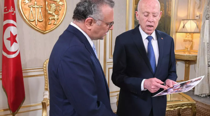 Presidente tunecino exhibe fotos de niños hambrientos en Gaza a un asesor de Trump