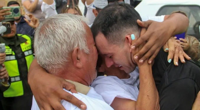 Estilista tachirense se reúne con su familia después de estar preso en El Salvador