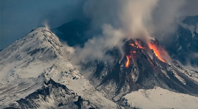 Un enorme volcán entró en erupción tras el potente terremoto en Rusia