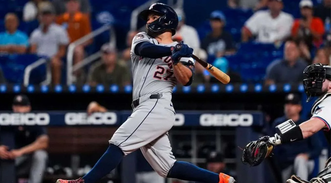 José Altuve alcanza los 250 jonrones en su carrera