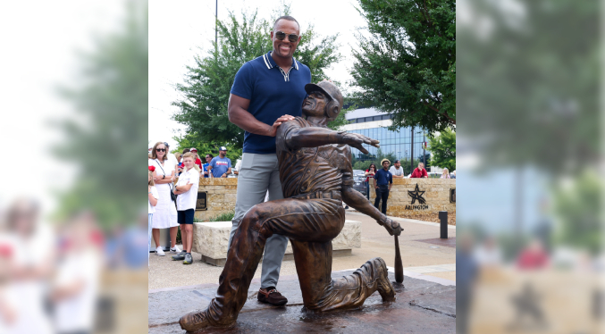 Adrián Beltré tiene ahora una estatua en el estadio de Rangers