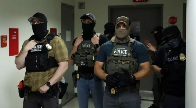 Un juez de Nueva York ordena que inmigrantes detenidos reciban un trato humanitario