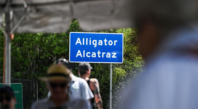 Juez de EEUU desestima demanda sobre el acceso legal de migrantes en «Alligator Alcatraz»