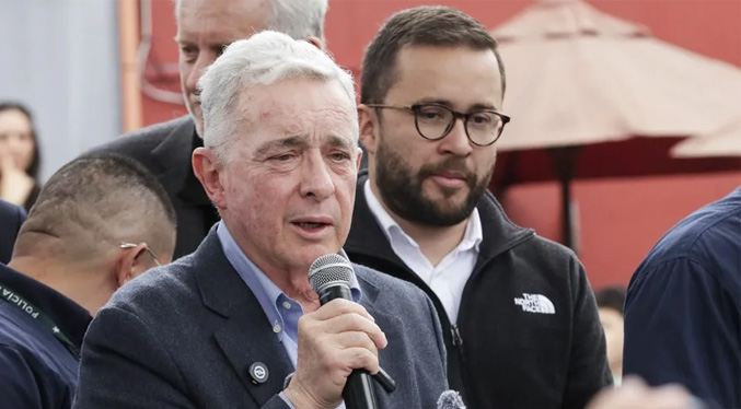 Expresidente colombiano Álvaro Uribe rinde homenaje al reciente senador asesinado