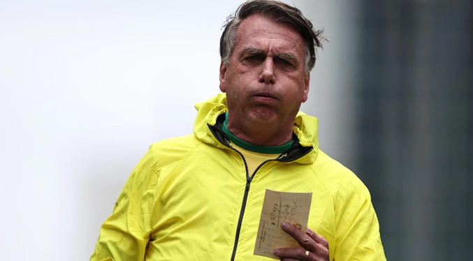 Bolsonaro sufre una nueva «crisis de hipo y vómitos», según su hijo