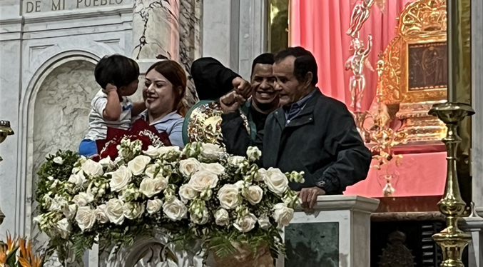 Carlos Cañizales y su familia presentan su título mundial a La Chinita