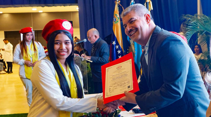 Caldera acompaña el egreso de 469 profesionales de la Universidad de las Ciencias de la Salud