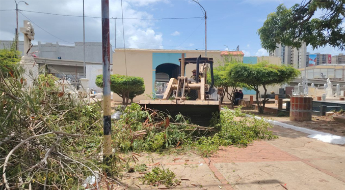 Alcaldía de Maracaibo extrae 100 toneladas de basura del cementerio El Cuadrado en operativo