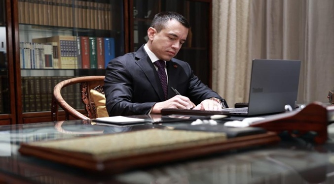 El presidente de Ecuador firma los decretos para concretar la fusión de los ministerios