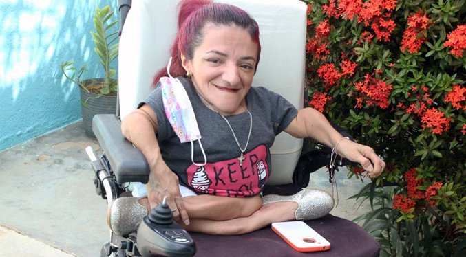 Joven que padece la enfermedad de «huesos de cristal» necesita una silla de ruedas especial