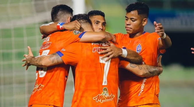 El Deportivo La Guaira golea y aleja al Táchira del liderato en el fútbol venezolano