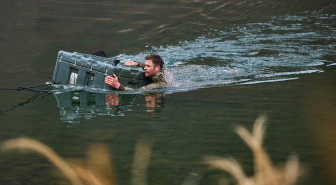 Chris Hemsworth admite que volver a Limitless lo hace parecer un masoquista