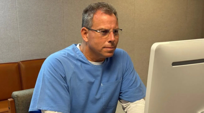 Rechazan libertad condicional a Erik Menéndez, condenado junto a su hermano por el asesinato de sus padres