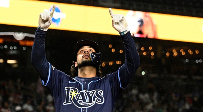 Everson Pereira conecta su primer jonrón en las Grandes Ligas