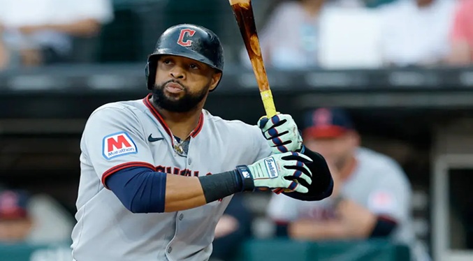 Guardianes de Cleveland dejan libre a Carlos Santana