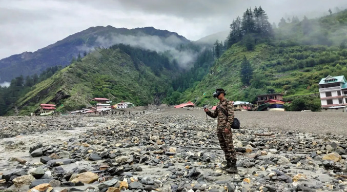 Más de 100 desaparecidos y al menos 5 muertos por una riada súbita en el Himalaya indio