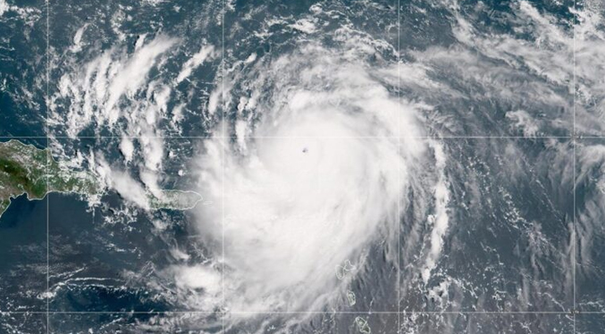 Huracán Erin rebaja la fuerza a categoría 3 mientras lleva fuertes lluvias al mar Caribe
