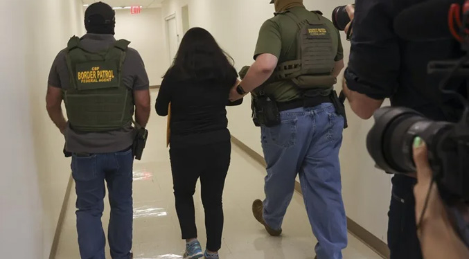 Jueza federal bloquea deportaciones rápidas de migrantes en EEUU