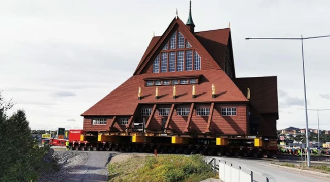 Suecia mueve una histórica iglesia casi 5 kms para alejarla de un peligro