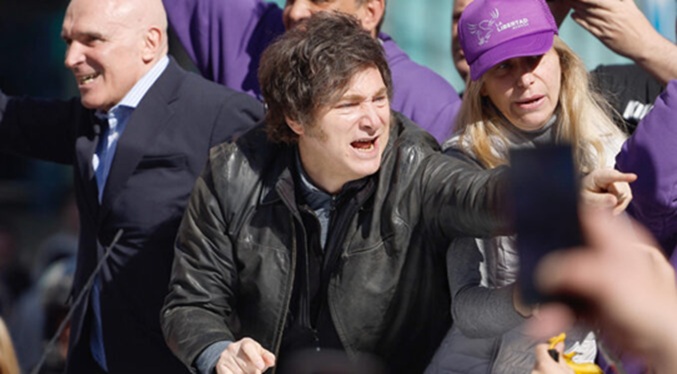 Milei es evacuado de un acto electoral por incidentes con manifestantes opositores