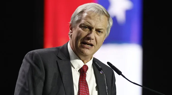 El ultraderechista Kast inscribe su candidatura presidencial y promete «reconstruir» Chile