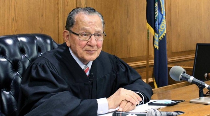 Fallece juez Caprio, quien se hizo viral por empatía y humor al resolver infracciones menores