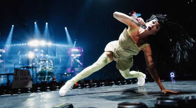 Katy Perry sufre una aparente descarga eléctrica en pleno concierto (Video)