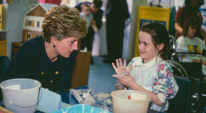 Descubren una cápsula del tiempo enterrada por Lady Di hace 34 años