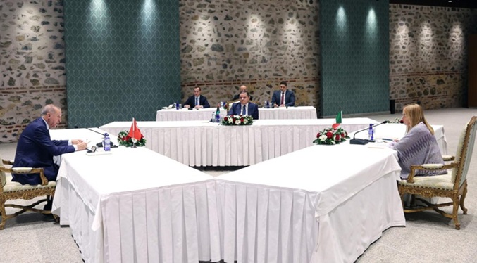 Líderes de Turquía, Italia y Libia celebran una cumbre centrada en migración y energía