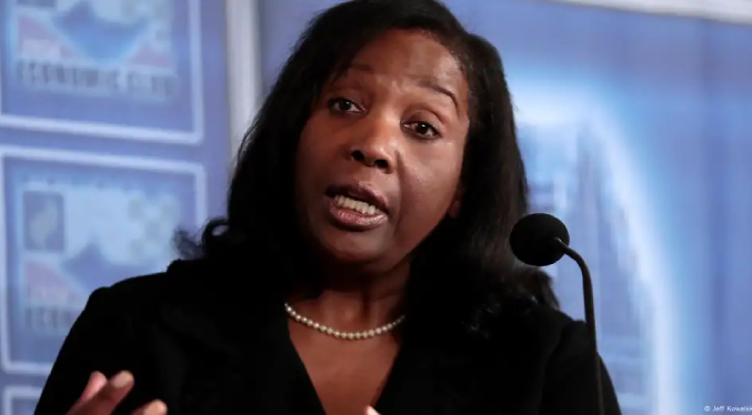 Gobernadora de la Fed Lisa Cook demanda a Trump por despido