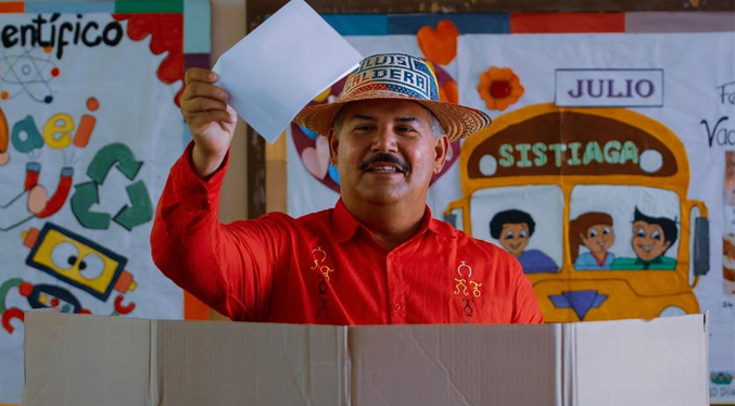 Gobernador Luis Caldera ejerce su derecho al voto en elecciones de concejales indígenas