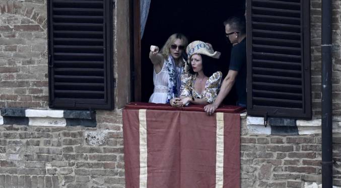 Madonna se regala asistir al tradicional Palio de Siena el día de su cumpleaños