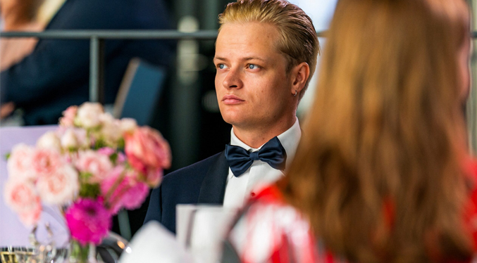 Hijo mayor de la princesa Mette-Marit inculpado por cuatro violaciones