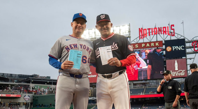Carlos Mendoza le gana a Miguel Cairo el primer duelo entre managers venezolanos en la MLB