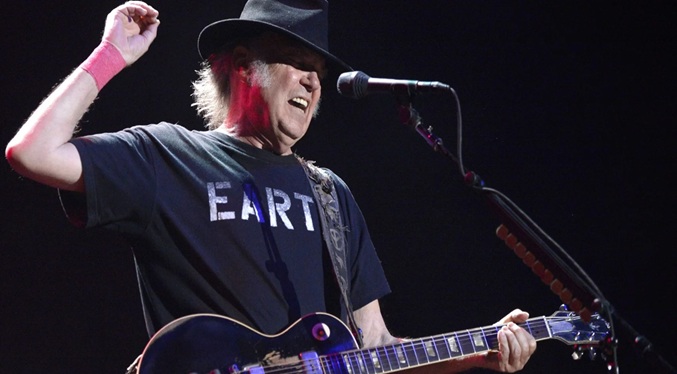 Neil Young abandona Facebook en protesta por política de Meta en uso de chatbots con niños