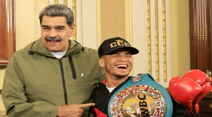 Maduro felicita al boxeador Carlos Cañizales por su título mundial de peso mosca del CMB