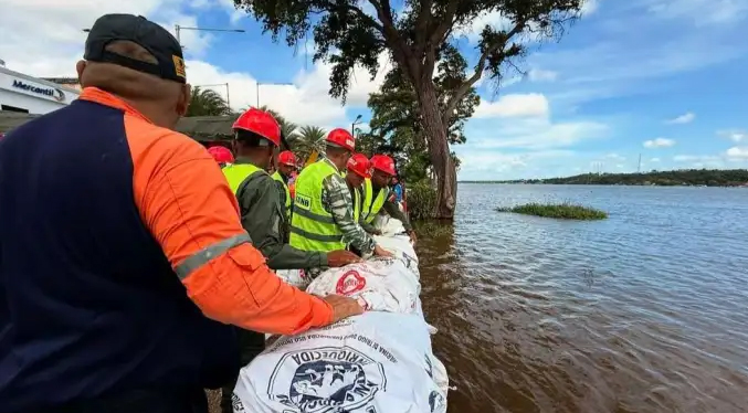Río supera la línea de la alerta roja en Caicara del Orinoco 