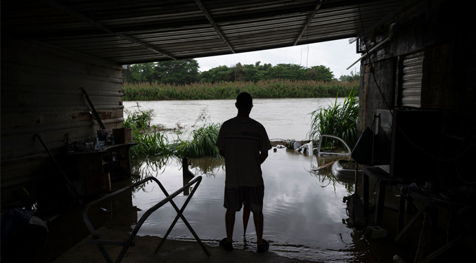 Más de 140 mil usuarios sin luz en Puerto Rico tras fuertes lluvias del huracán Erin