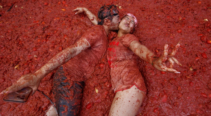 Miles de personas se lanzan toneladas de tomates en la “Tomatina” en España