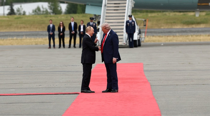 Trump recibe a Putin con alfombra roja en la base militar de Alaska para cumbre bilateral