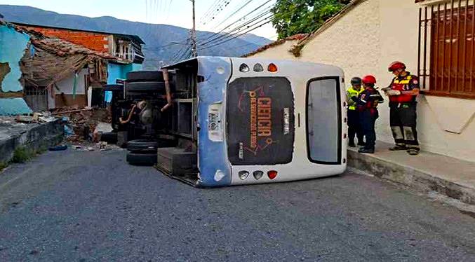 Al menos cinco lesionados deja el vuelco de un microbús en Ejido