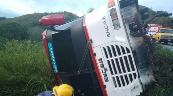 Vuelco de un microbús en la Troncal 11 deja nueve heridos