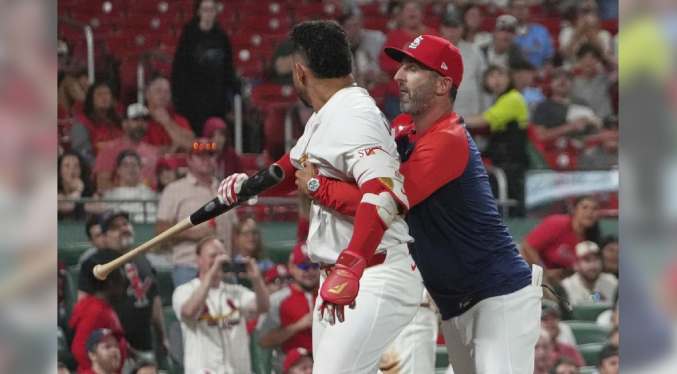 Willson Contreras es expulsado y golpea a su propio coach con un bate en victoria de Cardenales