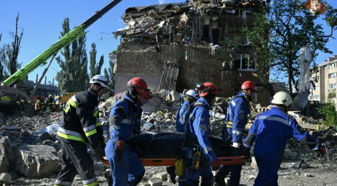 Un ataque masivo ruso deja 22 muertos en Kiev y socava los esfuerzos de paz